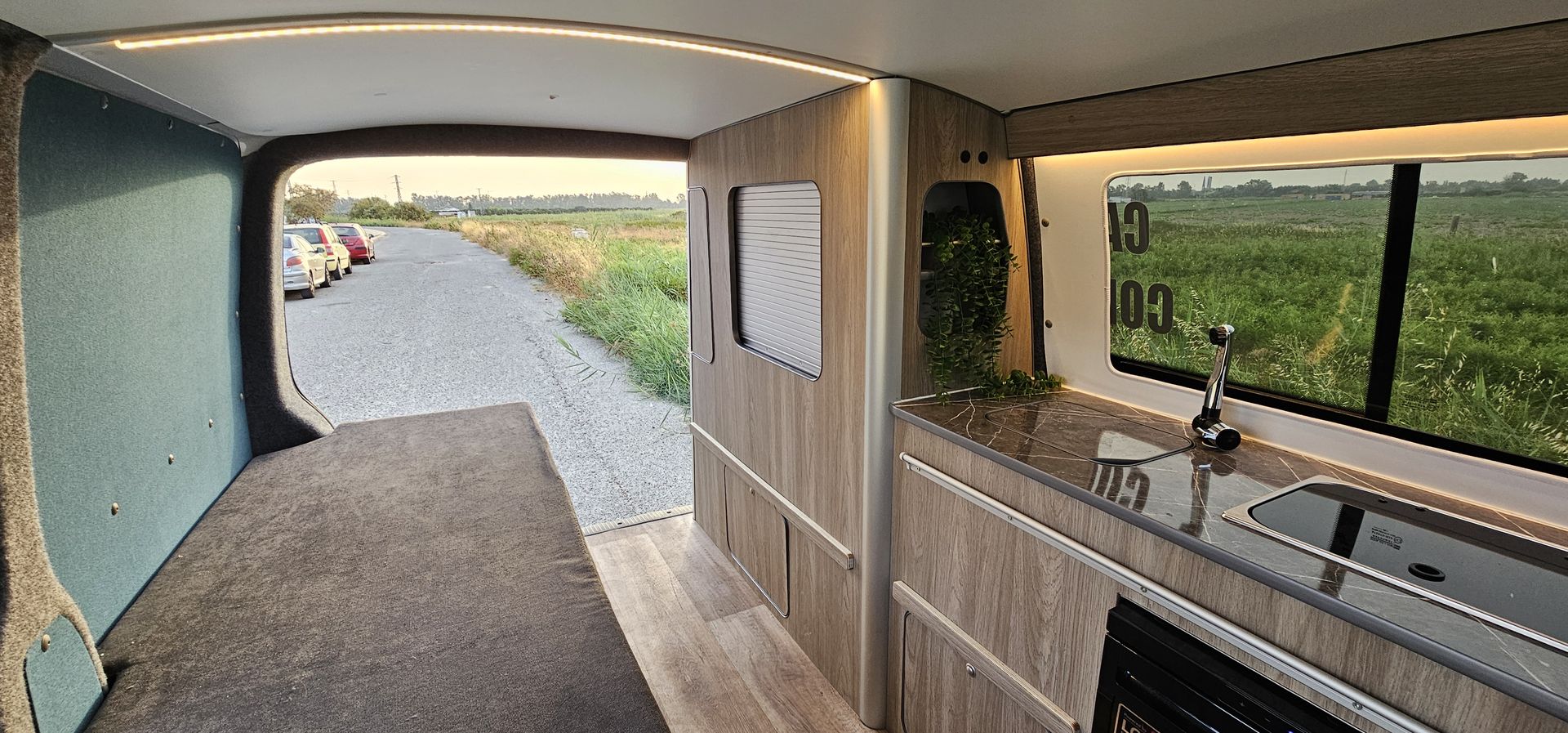 Vista trasera del interior de la T6 Green Tanganica