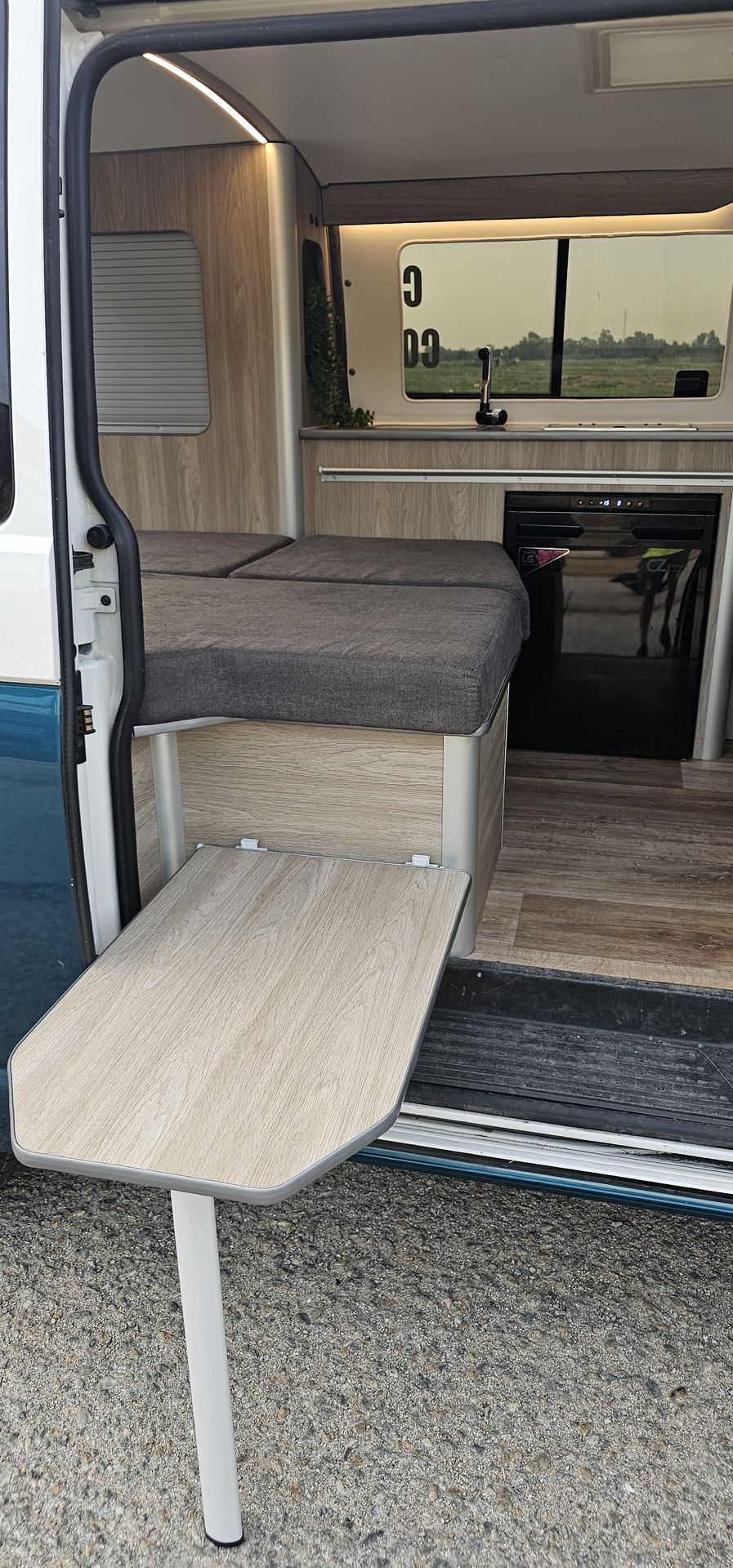 Mueble y mesa exterior de la T6 Green Tanganica
